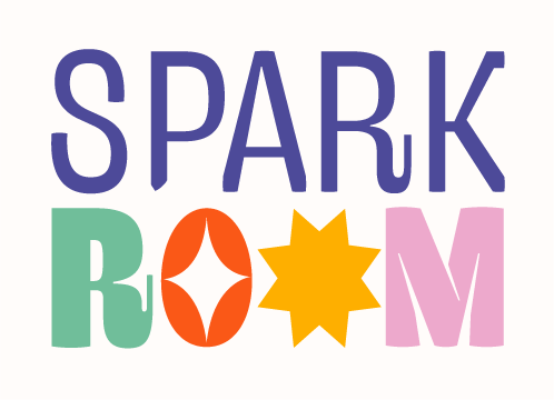 Logotype principal Spark Room fond beige clair qui sert de lien à la page d'accueil
